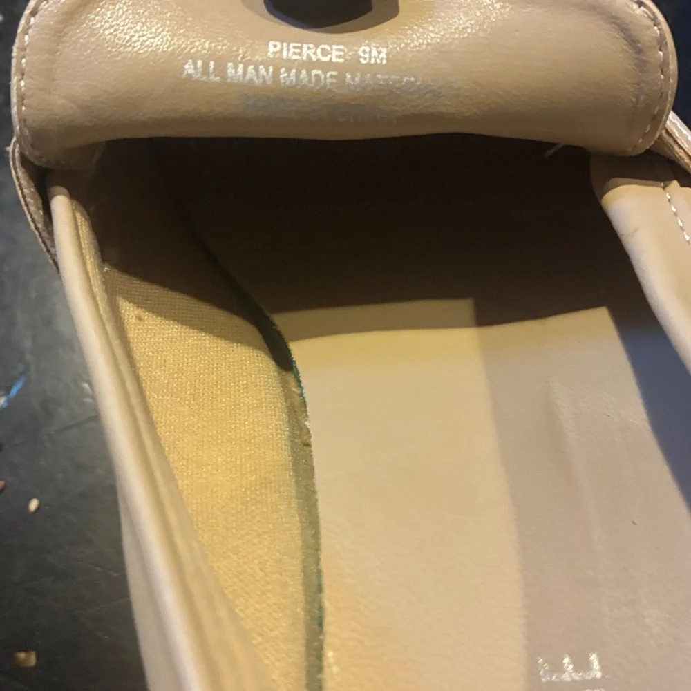 Y2K VTG Cushionaire Memory Foam Chunky Lug Cream Loafers 2 1/2” heel 9 Worn 1x